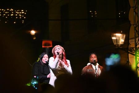 Temperamentna Tanja Žagar je razgrela kamniško publiko za najdaljšo noč v letu in silvestrovanje v centru Pravljičnega Kamnika (47)